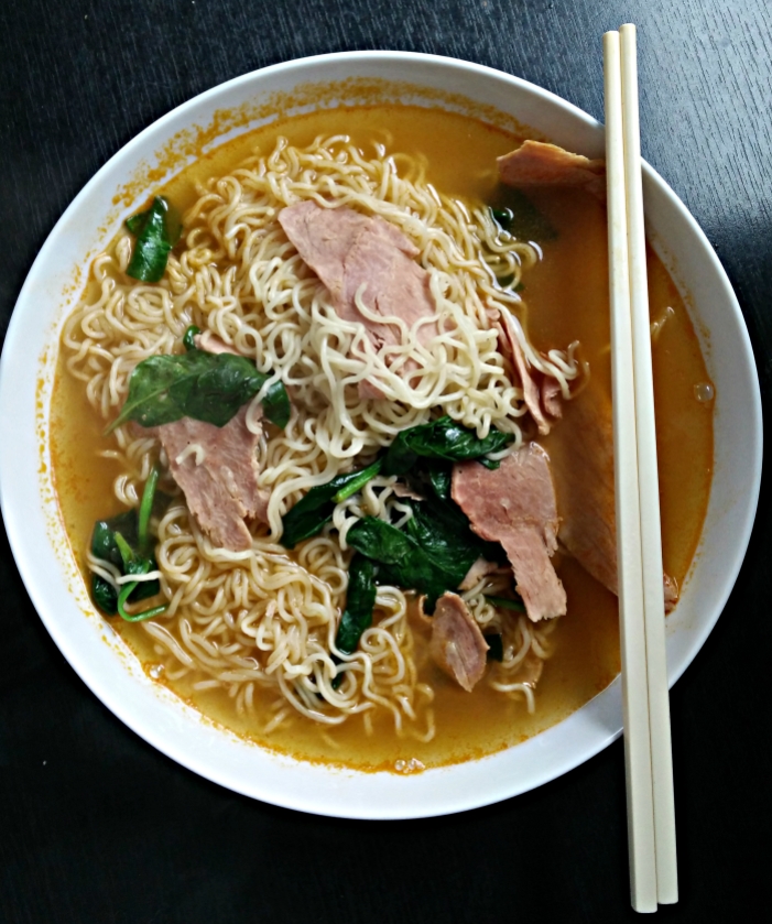 Spicy noodle soup with spinach and ham